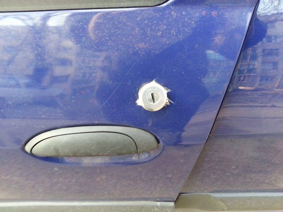 В Кишиневе с автомобиля украли дверь и фару