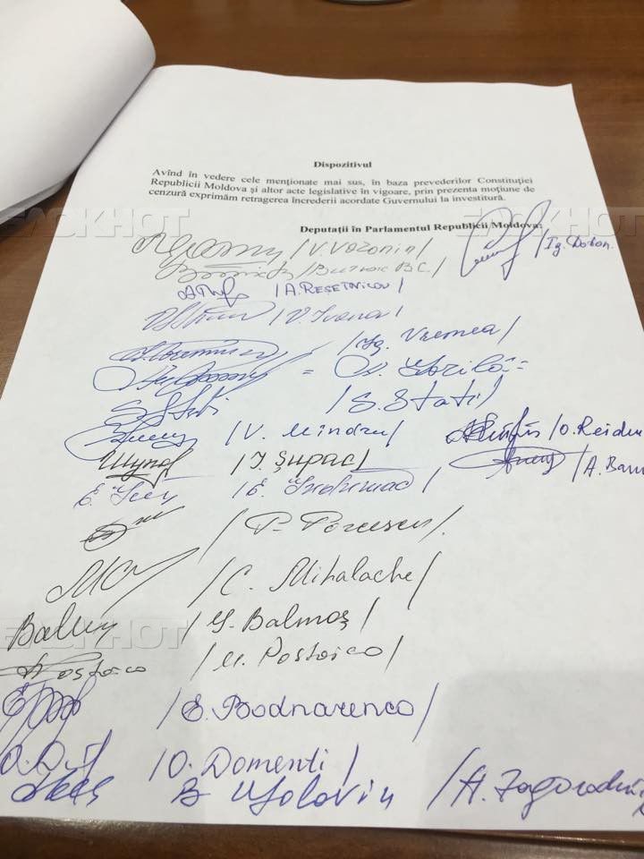 Социалисты и коммунисты выдвинули вотум недоверия правительству Стрельца