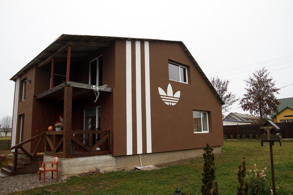Самый четкий дом Литвы: Хозяева украсил стены логотипами Adidas