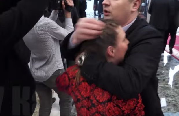 Объятия охраны, борьба за стул и другие курьезы «нормандской четверки»