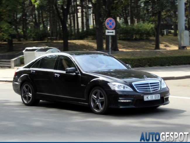 Masini de sute de mii de euro surprinse in Chisinau
