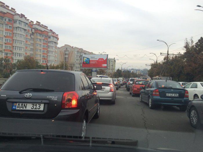 Trafic infernal din cauza protestatarilor lui Dodon și Usatîi