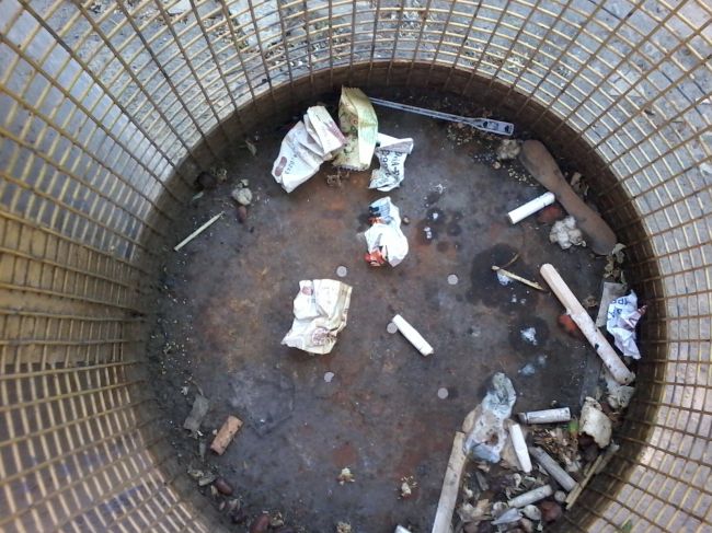 "Culmea saraciei" La Soroca cineva si-a aruncat bani in cosul de gunoi