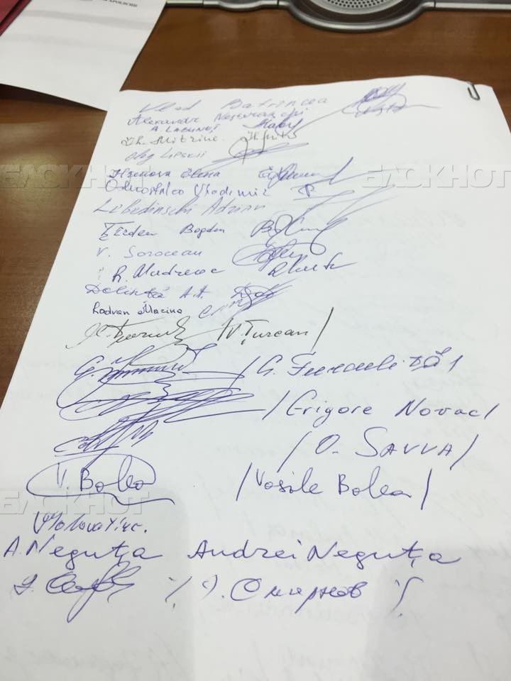 Социалисты и коммунисты выдвинули вотум недоверия правительству Стрельца
