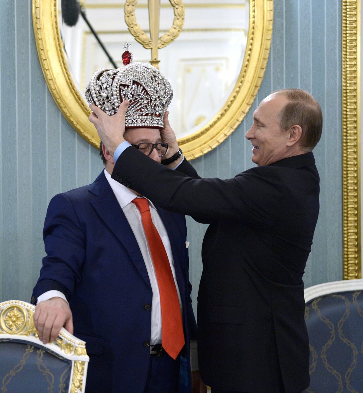 Путин и Хазанов обменялись подарками во время чаепития в Кремле