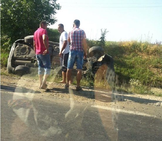 Grav accident in apropiere de Danceni: O masina s-a rasturnat intr-un sant de pe marginea carosabilului