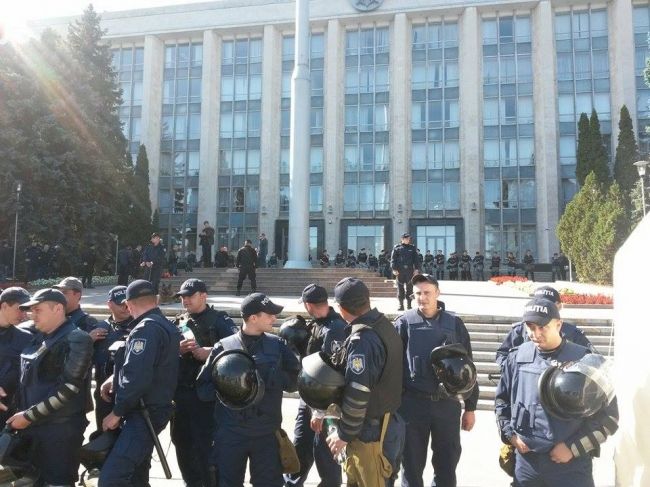 Сторонники DA собираются на площади, полиция окружила здание правительства