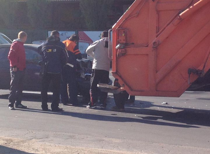 Haous pe Calea Basarabiei din Capitală: O maşină a intrat într-o autospecială de gunoi