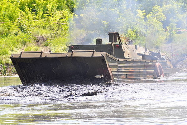 Национальная армия провела учения по форсированию водных преград