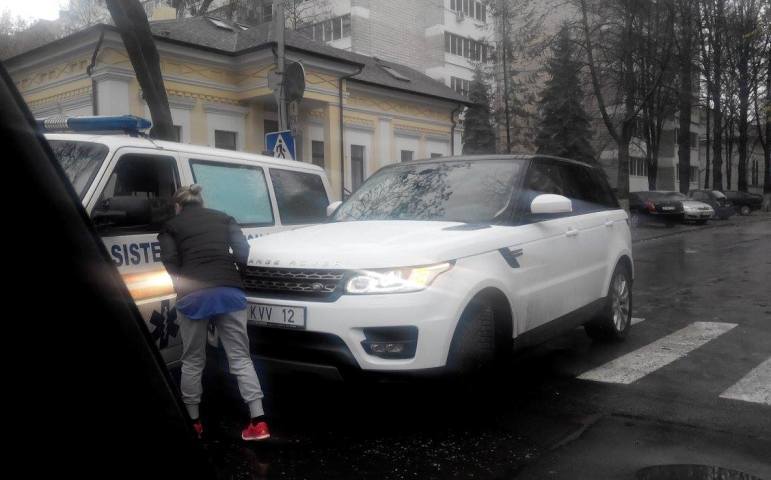 Карета скорой помощи столкнулась в Кишиневе с Range Rover