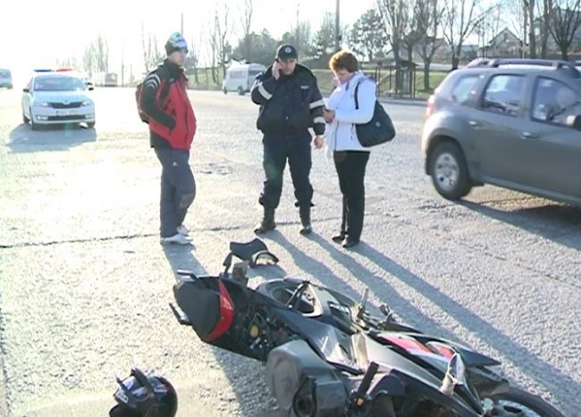 Un motociclist a intrat violent intr-un microbuz de ruta