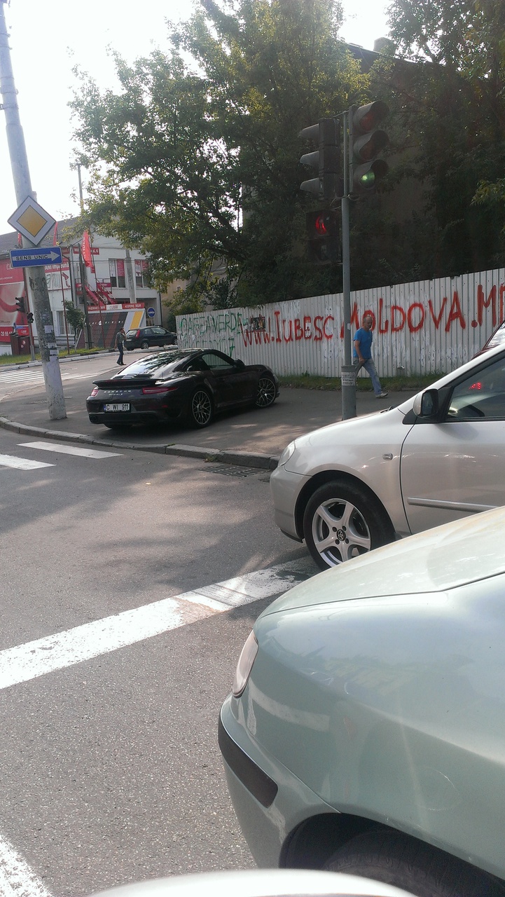 Водитель Porsche припарковал машину на тротуаре