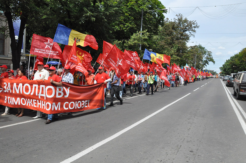 Социалисты протестовали и маршировали по центру Кишинёва