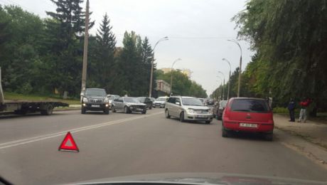 ДТП на Ботанике: две машины столкнулись посреди дороги