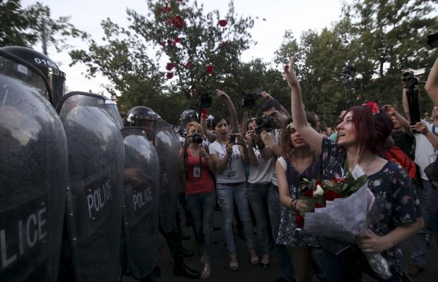 Полиция в Ереване решила разобрать баррикады протестующих