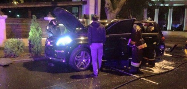 Automobil aruncat în aer, în curtea casei lui Renato Usatîi