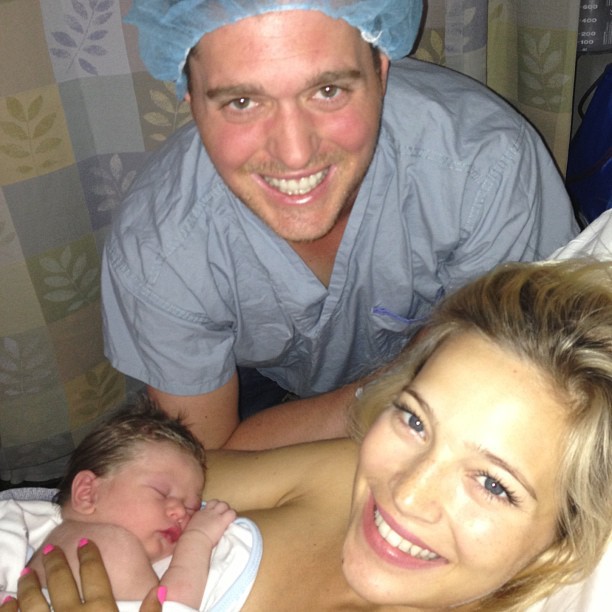 Michael Buble a devenit tătic. Prima fotografie cu bebeluşul şi mămica sexy