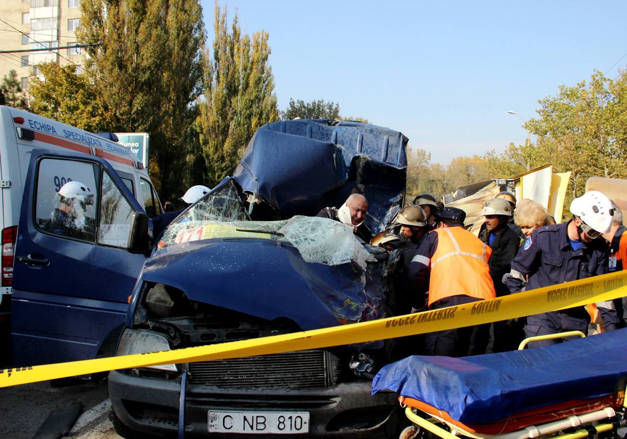 На Скулянке маршрутка столкнулась с грузовиком: 2 погибших