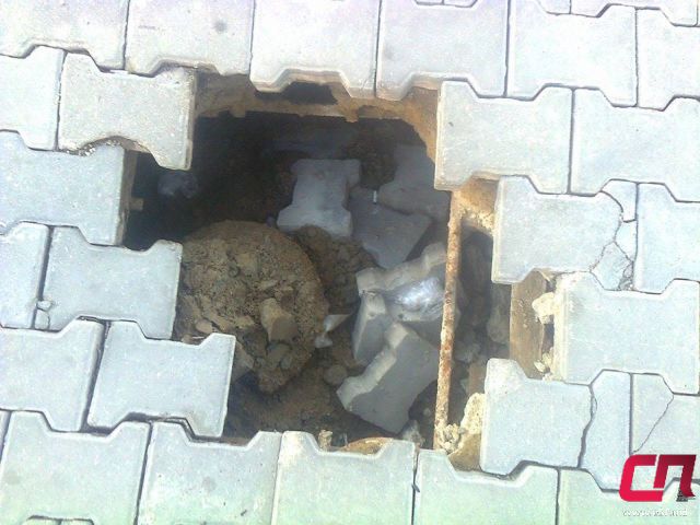 Тротуарная плитка в центре Бельц уходит под землю