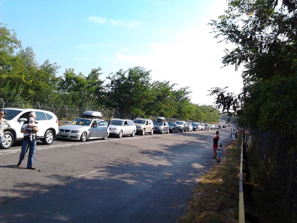 Cozi infernale la vama Albița! Peste 200 de mașini așteaptă să intre în România