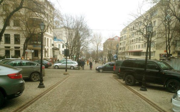 Столичная пешеходная улица превращена в стоянку для элитных автомобилей