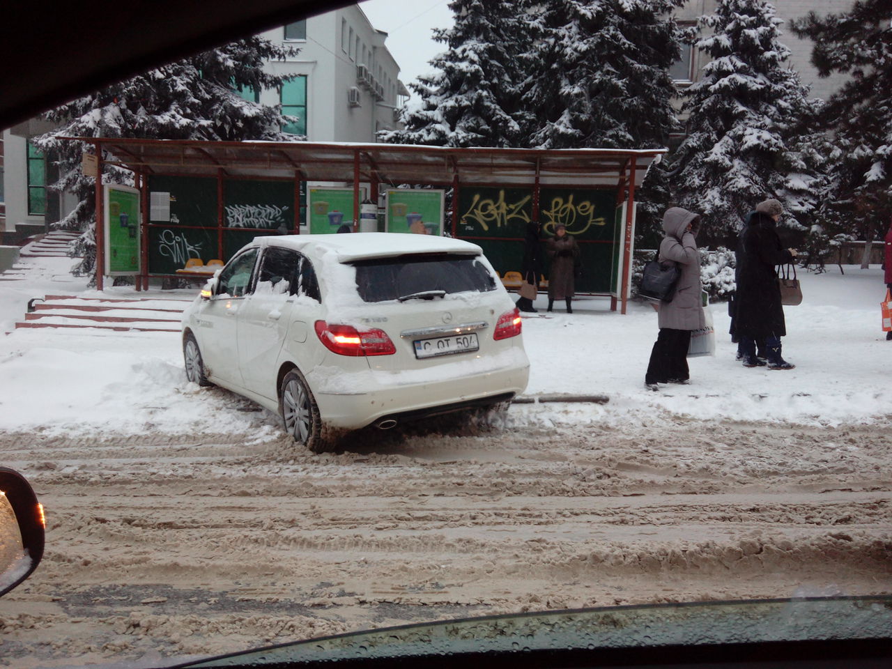 Неизвестный припарковал автомобиль прямо на троллейбусной остановке