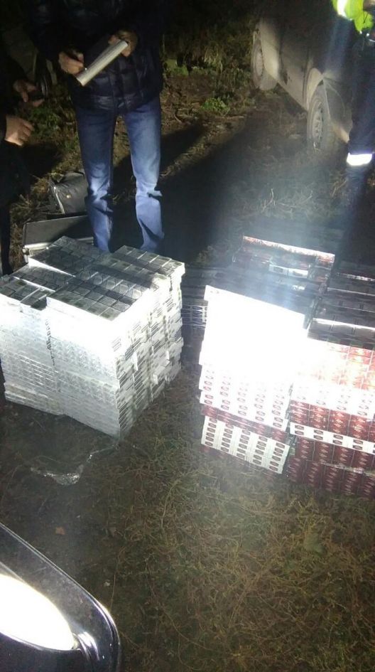 В брошенном автомобиле полиция обнаружила 3000 пачек сигарет