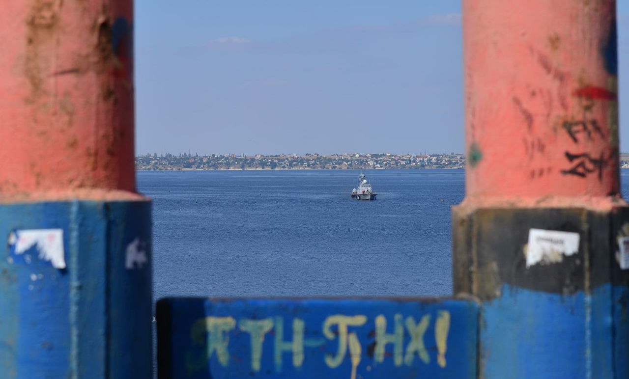 Украинские коммунальщики закатали в асфальт разводной мост в Николаеве