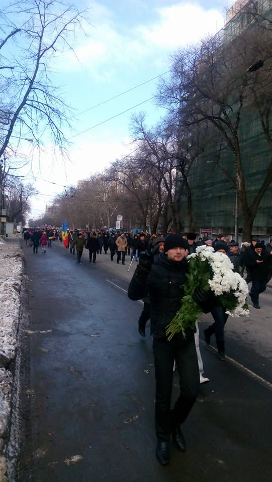 Протестующие пришли на митинг с иконами и белыми хризантемами