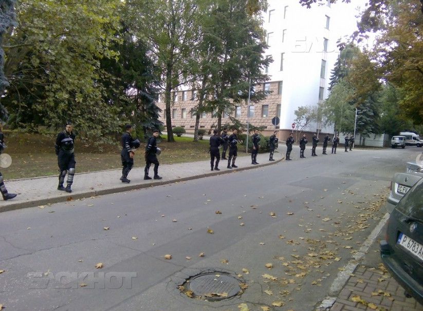 Сотрудники правоохранительных органов оцепили здание Парламента РМ