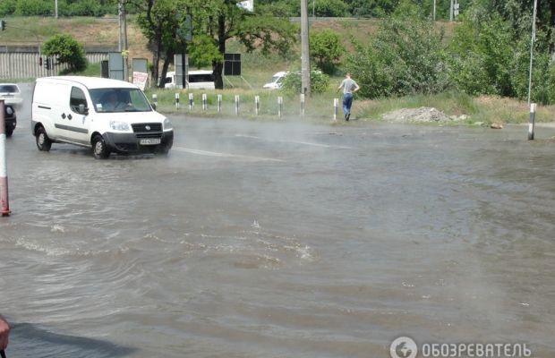 В Киеве из-за прорыва трубы кипятком залило целую улицу