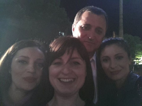 Vlad Filat şi Angela Gonţa, în rând cu lumea!