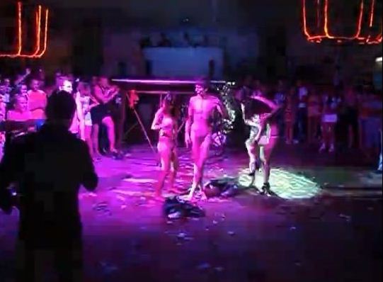 На танцполе в Коблево подростки занимались сексом за деньги (18+)