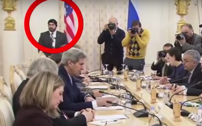 Охранник Керри не снял шапку на встрече госсекретаря США с Лавровым