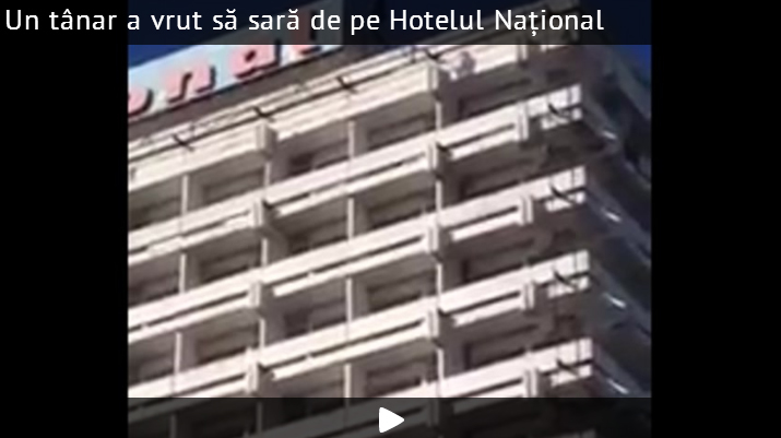Молодой парень угрожал сброситься с крыши гостиницы "Националь"