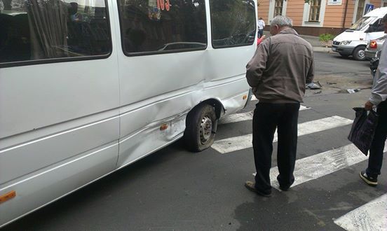 Microbuz de pe linia 103, implicat în accident; Sunt răniți