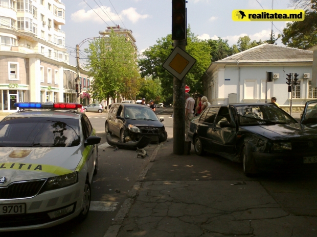 ДТП в Кишиневе: одна из машин залетела на тротуар