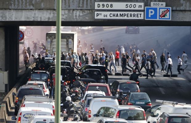 В Париже таксисты заблокировали ключевые дороги