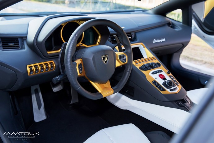 Lamborghini placat cu aur