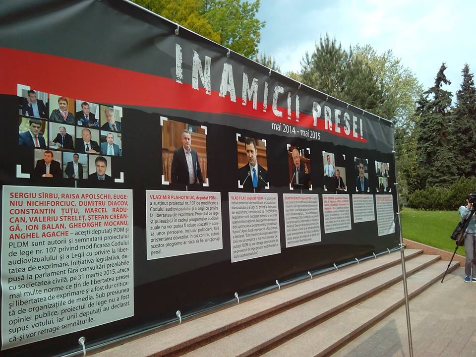 Panoul Rușinii – ”Inamicii Presei”, amplasat în fața Parlamentului