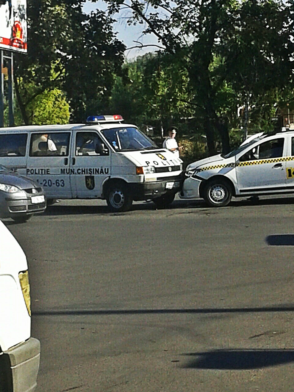 Un taxi s-a lovit frontal cu maşina Poliţiei
