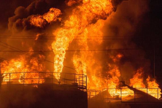 Огонь с нефтебазы под Киевом перекинулся на лес