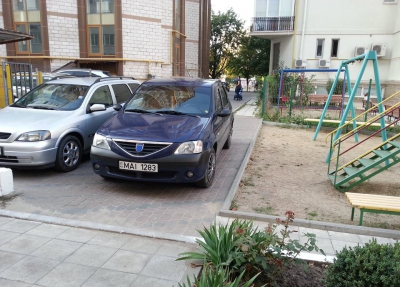 O maşină a Ministerului de Interne, parcată ca să împiedice circulaţia cetăţenilor