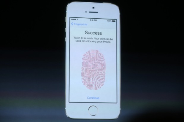 iPhone 5S, iPhone 5C - cum arată noile telefoane Apple. Tehnologia care îţi permite să deblochezi telefonul cu amprenta digitală