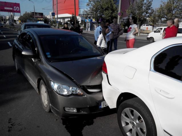 Haos pe viaduct. Cinci șoferi s-au trezit prinși într-un accident
