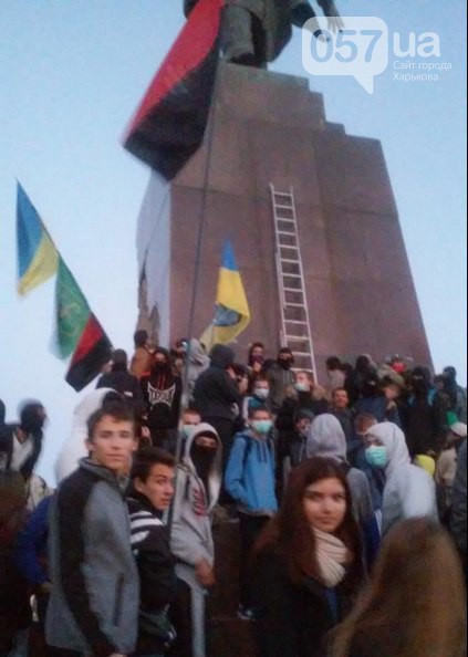 В Харькове на площади Свободы снесли памятник Ленину