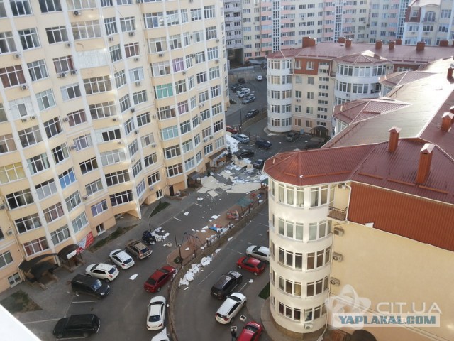 Ураган в Крыму разрушает дома и топит корабли
