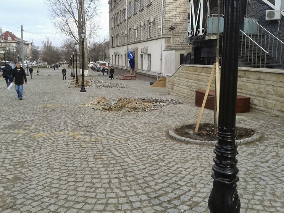 Установленные на пешеходной улице скамейки напоминают гробы