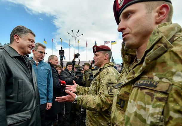 Порошенко отобедал с военными на открытии учений на Львовщине