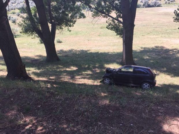 Un șofer a murit pe loc, după ce a intrat cu mașina într-un copac